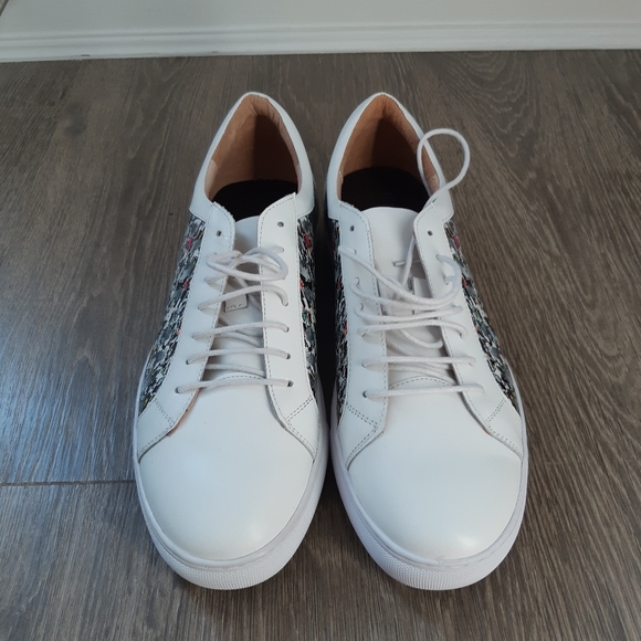 Robert Graham Shoes - Robert Graham white leather sneakers. Size 8.5 Mens 10 Womens Unisex